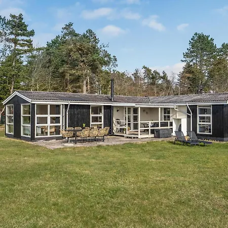 Three-bedroom In Holiday home